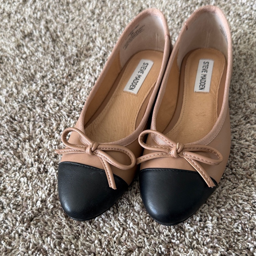 Steve Madden Black and Tan Bow Flats